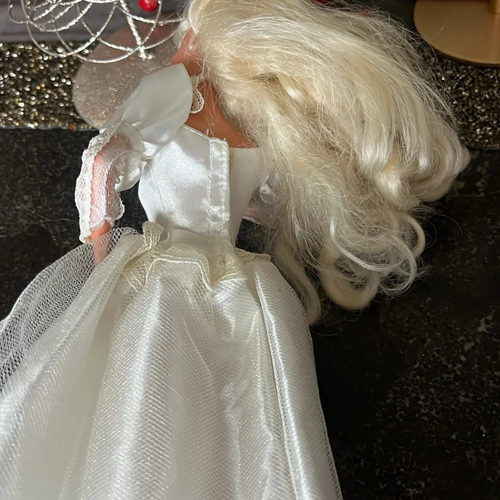 Vintage excellent condition, Barbie blushing bride blonde hair doll 1990s